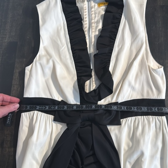 Alice + Olivia Y2K Black & White Ruffle Plunge Babydoll Cocktail Dress Bow - Picture 7 of 8